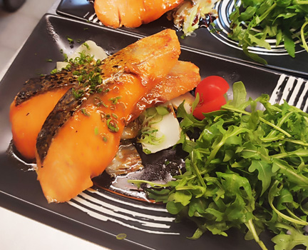 当レストランの人気商品のひとつ、サケの照り焼き。お値段は15.80ユーロ