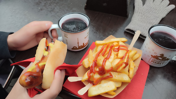 ホットドッグ、フライドポテトとホットワイン