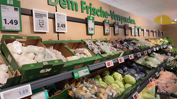 スーパーの野菜コーナーの様子。多くの野菜がキロ単価で売られています