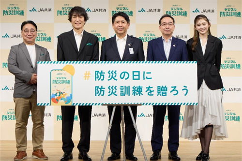 左から松島康生さん、千原ジュニアさん、村山美彦理事長、ＪＡ共済連の小野雅彦常務、ゆうちゃみさん