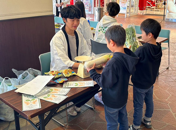 子どもたちに大人気の「野菜の重さ当てクイズ」