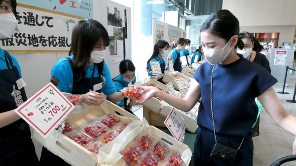 福島県沖地震被災地を農産物購入で支援　農福連携も　「ＪＡ共済マルシェ」にぎわう