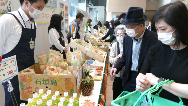 「沖縄のファンになって」旬の果物・野菜など沖縄中心に約1000点販売　ＪＡ共済マルシェ