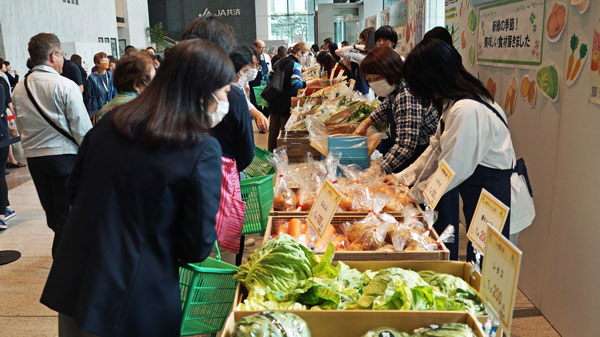 宮崎県から届いた春の旬野菜やマンゴーが好評「ＪＡ共済マルシェ」開催
