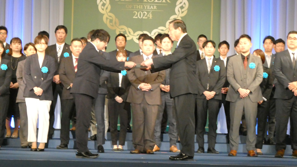 青江会長が賞状を授与