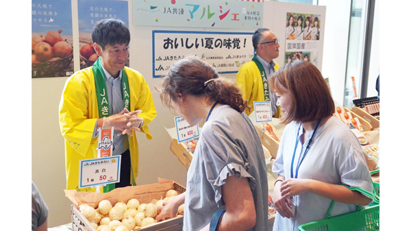販売スタッフとして売り場にたつＪＡきたみらいの職員
