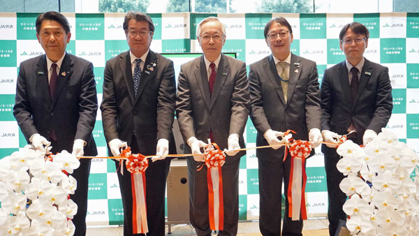 参加者によるテープカット