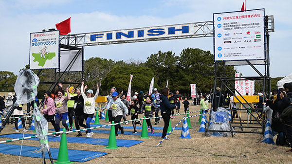 「海の中道はるかぜマラソン大会」でゴールするランナー