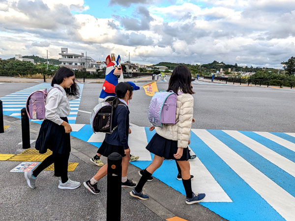 12月22日には豊見城市立豊崎小学校で行われた寄贈式