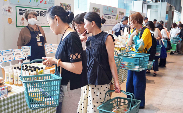 賑わう会場