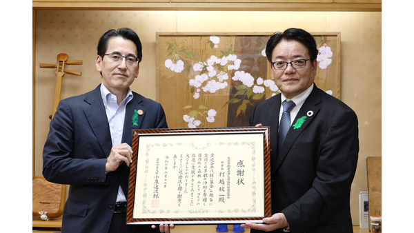 感謝状を手渡した林野庁の青山豊久長官（左）と、こくみん共済 coopの打越秋一代表理事理事長