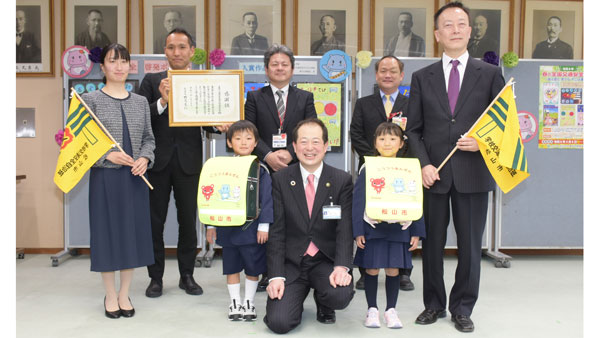 全国の小学校新一年生に「ランドセルカバー」30万枚を寄贈　コープ共済連