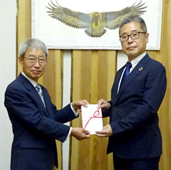 日本自然保護協会の亀山理事長（左）とこくみん共済 coopの坂本常務執行役員