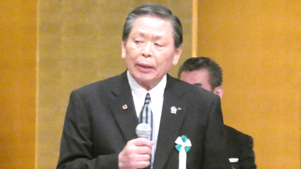 開会のあいさつを行う青江伯夫会長