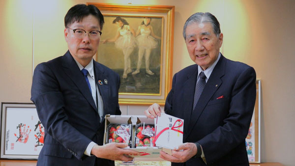 ＪＡ愛知信連の柴田伸一代表理事常務（左）から中部善意銀行の岡田邦彦理事長へ目録といちごを寄贈