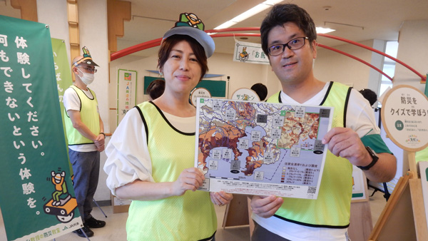 関東大震災級の地震を想定した14地点の揺れを再現したマップを手に、田中課長と伊藤主幹