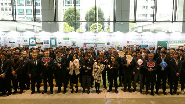 「共済プラーザ」を背景に記念撮影