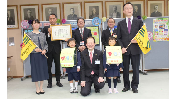 愛媛県松山市で開かれたランドセルカバーの贈呈式