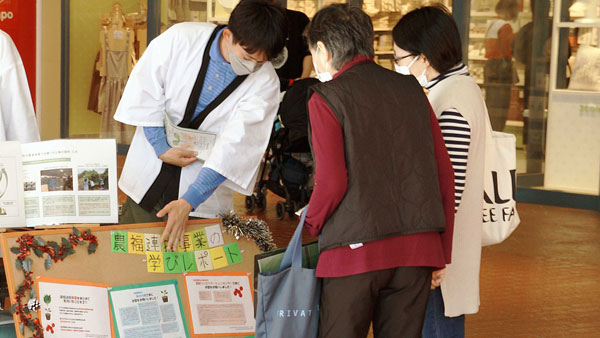 大分県内の農福連携の取り組みを紹介する学生