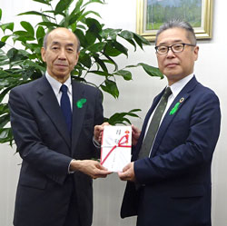 国土緑化推進機構 の前田副理事長（左）とこくみん共済 coopの坂本常務執行役員