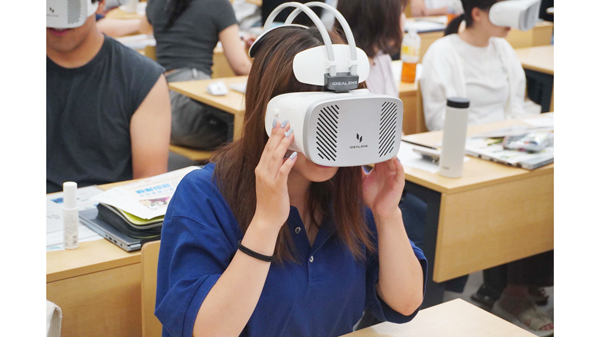 農作業事故を疑似体験する学生(1)