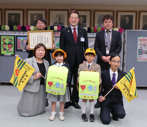 愛媛県松山市で開かれた贈呈式で