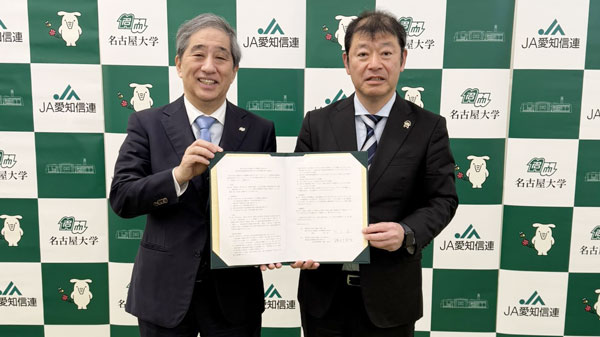 協定締結式に臨んだ名古屋大学の杉山直早朝（左）とＪＡ愛知信連の長磯村幹夫代表理事理事