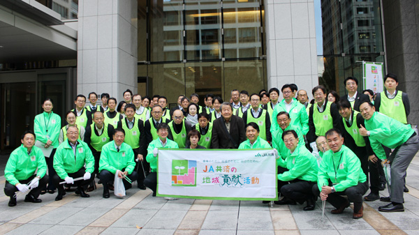 清掃には幅広い職員が参加