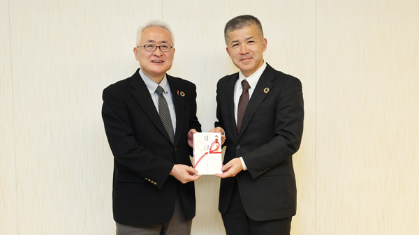 全国社会福祉協議会　地域福祉部長、全国ボランティア・市民活動振興センター長の高橋良太氏（左）とこくみん共済 coopの仲田常務理事jpg