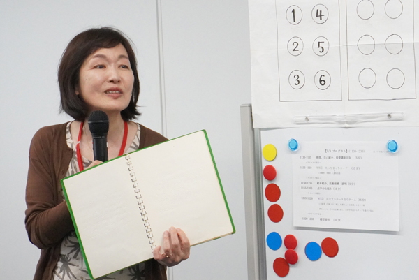 点字の仕組みやまっ白な本を紹介する大下さん