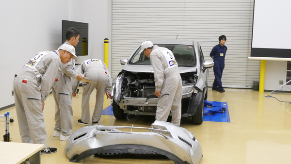 見積競技風景（フロント部損傷車）