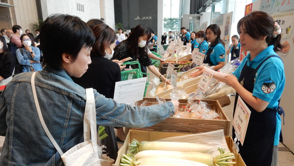 矢掛町産の野菜やイタリア野菜プロジェクトの販売コーナー