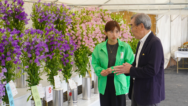 ＪＡセレサ川崎の梶組合長の説明に耳を傾ける　ＪＡ共済連_1.jpg