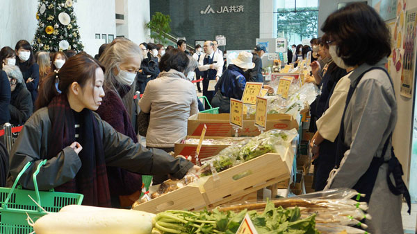 冬の味覚満載　果物や鍋の食材がズラリ「ＪＡ共済マルシェ」開催