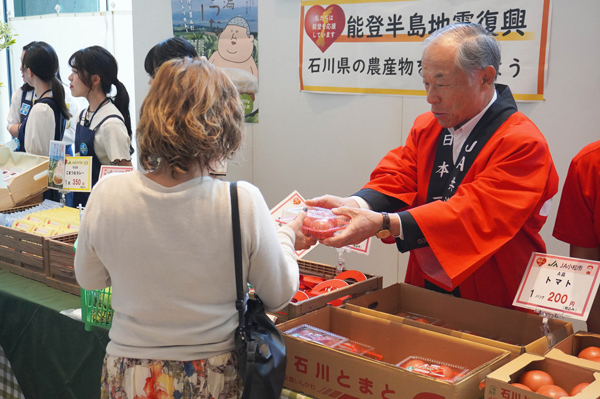 西沢副会長も売り場に