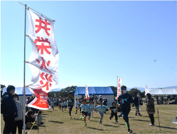 海の中道はるかぜマラソン大会のコースを全力で走る子どもたち