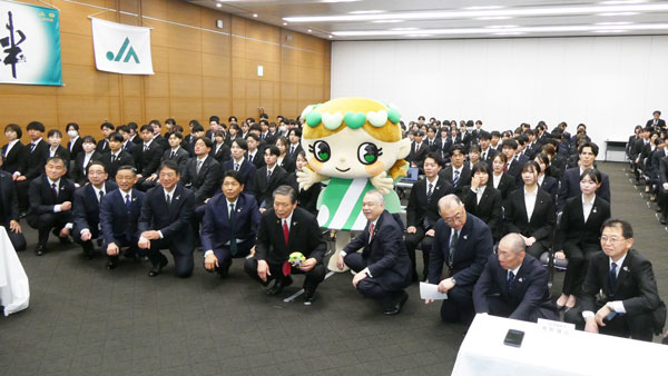 新キャラクター「ミノリッタ」（中央）と役員、新入職員