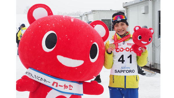 CO・OP共済2019ワールドパラノルディックスキーワールドカップ札幌大会の大会アンバサダーに就任したコーすけ。パラノルディックスキーの川除大輝選手とのツーショット