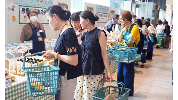 賑わう会場