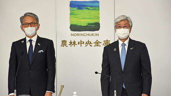 決算発表する奥和登理事長（左）と大竹和彦専務