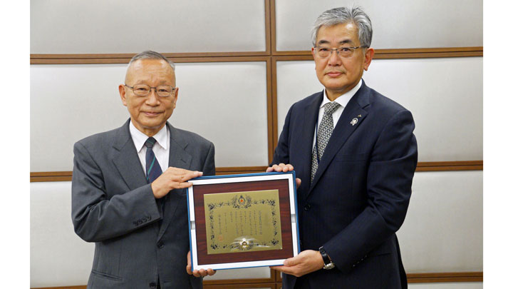 東京都赤十字血液センターの加藤所長（左）からＪＡ共済連の岩下常務理事へ「金色有功章」の盾を授与