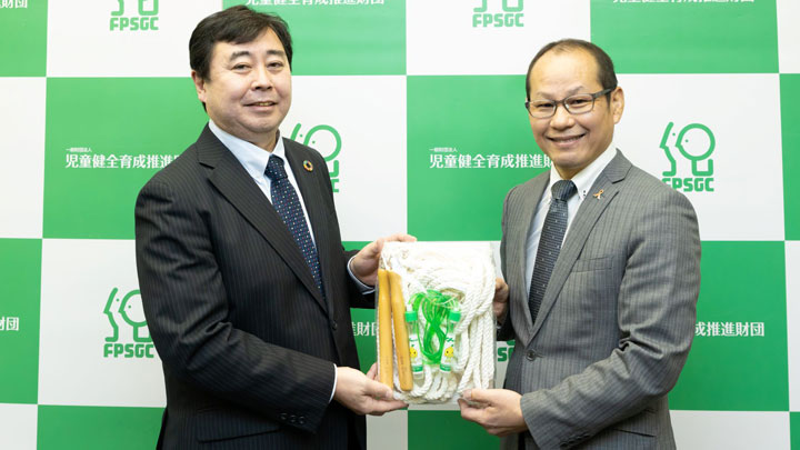 こくみん共済 coopは児童健全育成推進財団に、なわとびと長なわを寄贈