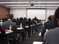 挨拶する市村会長