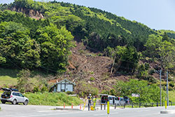 地滑り・がけ崩れなど土砂災害も100か所以上で発生