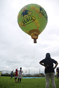 子どもたちを乗せて舞い上がる熱気球「まもるくん号」