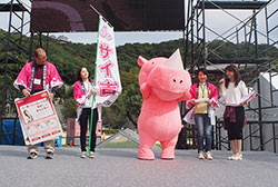 サイ吉登場に湧く会場