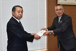 飛田ＪＡ北海道中央会会長（左）に目録を手渡す須藤ＪＡ全国共済会会長