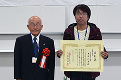 最優秀賞を受賞した米田さん（右）と本島会長