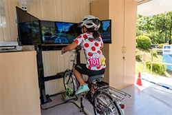 自転車シミュレーター体験の様子