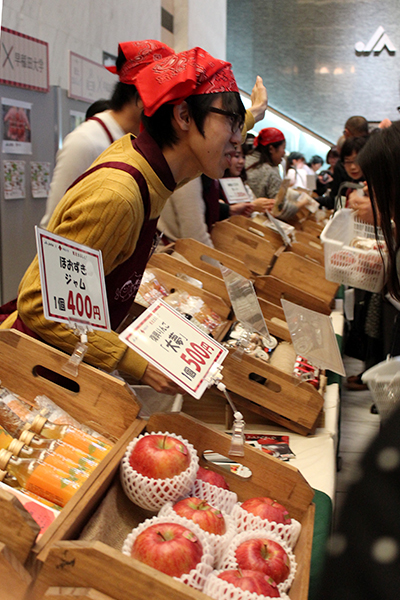 ＪＡ共済ビルで東北農産物の販売をする早稲田大学の学生